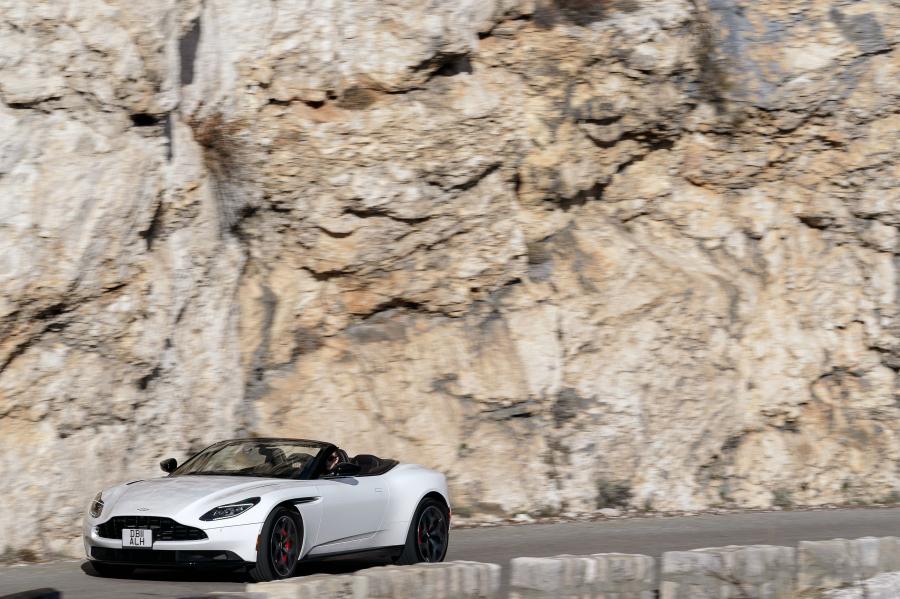  Aston Martin DB11 V8 Volante 2018 года  (NA) (фото 34 из 40)